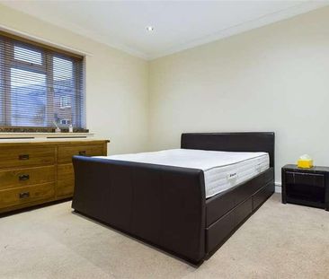 Cambridge Road West, Farnborough, Hampshire, GU14 - Photo 2