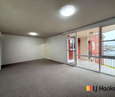 DIRECTLY ON THE WATERS EDGE. SPOTLESS 2 BEDROOM APARTMENT - Photo 3