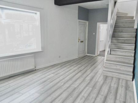 3 bedroom end of terrace house to rent - Photo 2