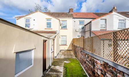 Beautiful 4 Bedroom Property Bedroom 3 - Photo 5