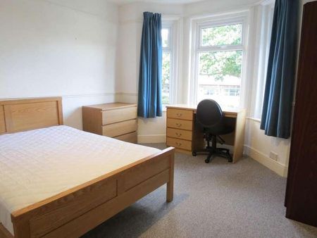 Bedroom Detached House In Bournemouth, BH9 - Photo 3