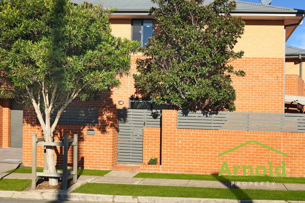 Well-maintained townhouse - Prime Location - Photo 1