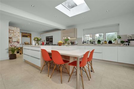 SHORT LET - FROM 17TH APRIL - 1ST AUGUST A beautifully presented family home situated in a highly desirable private road, set in the most immaculate landscaped gardens. - Photo 5