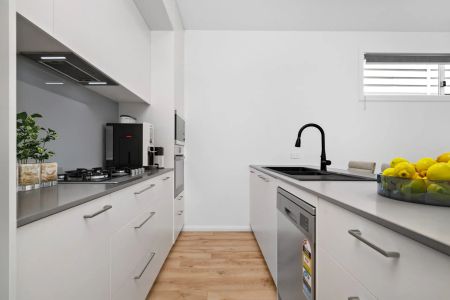 Elegant Terrace Home with Luxury Renovation - Photo 4