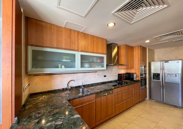 Vivir frente al mar, apartamento amueblado, 4 dormitorios, 3 baños, terraza, parking. Portixol.