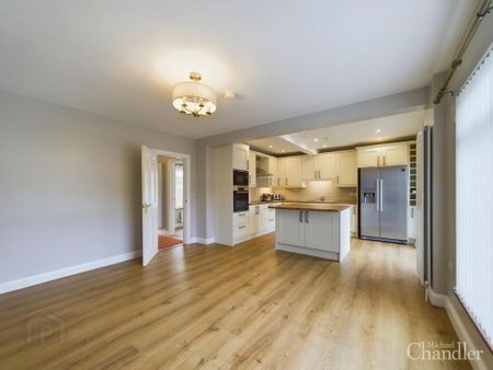 12 Belvoir Crescent, Belfast, BT8 7EJ - Photo 5