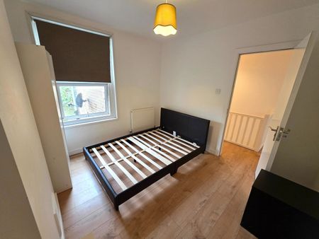 3 Bed Terraced House, Woolwich Road, SE7 - Photo 4