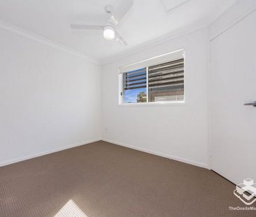 MODERN STYLISH 3 BED TOWNHOUSE IN GREAT LOCATION - Photo 4