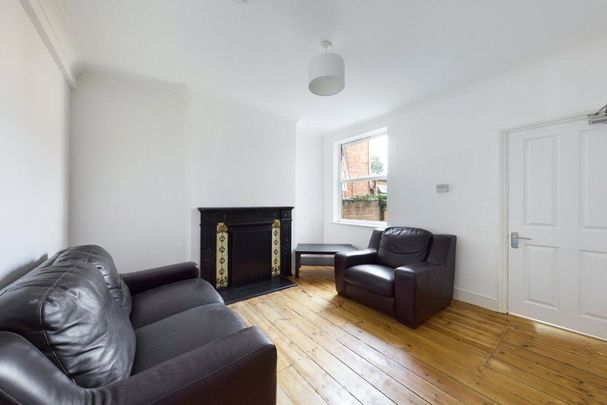 1 bedroom in a house share to rent - Photo 1