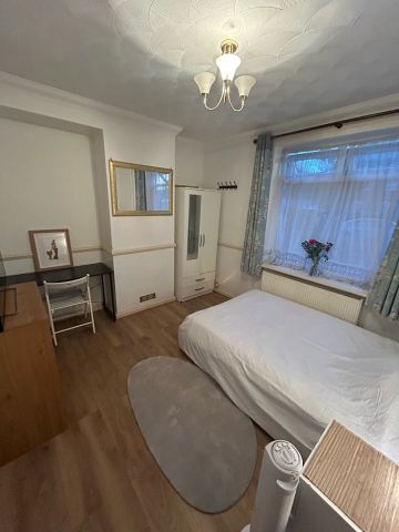Room in a Shared House, King Alfred Avenue, SE6 - Photo 2