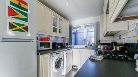 4 bedroom terraced house to rent - Photo 5