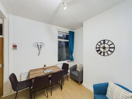 4 bedroom house of multiple occupation to rent - Photo 2