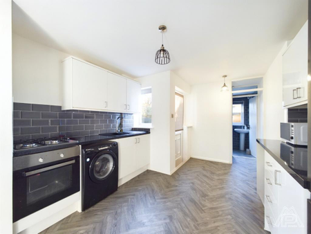 2 bedroom end of terrace house to rent - Photo 3