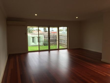 SPACIOUS THREE BEDROOM REFURBISHED GEM - Photo 5