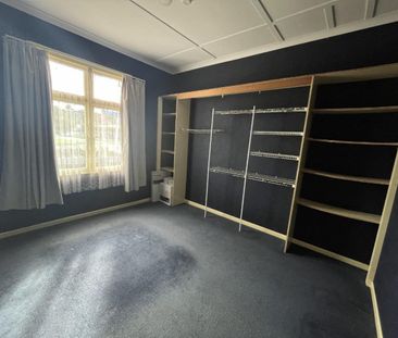 Centrally located three-bedroom home - Photo 4