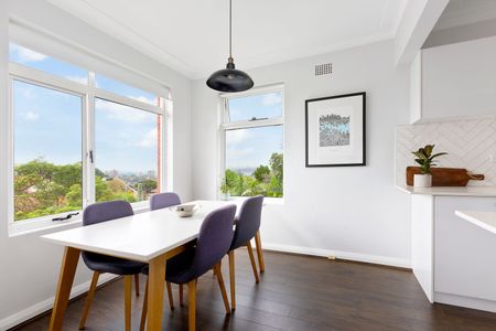 Sophisticated Apartment With Harbour Views - Photo 2