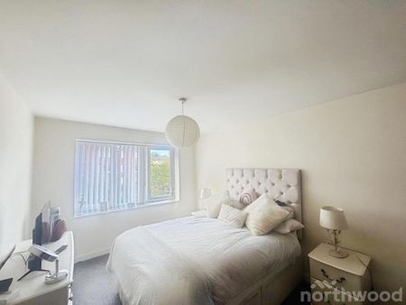 2 bedroom flat to rent - Photo 2
