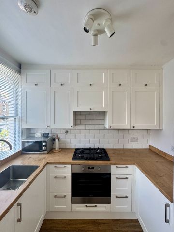 2 Bed Flat, Cologne Road, SW11 - Photo 3