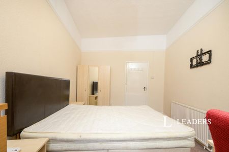 3 bedroom flat to rent - Photo 4