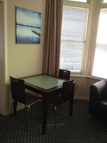 Fully Furnished - Spacious one bedroom plus study - Photo 5