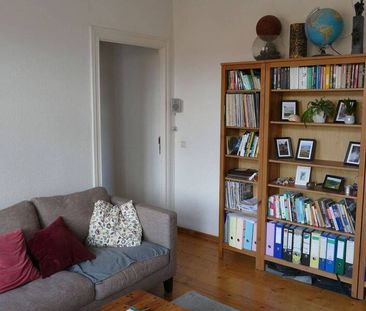 Helle, charmante 2‑Zimmer‑Altbauwohnung im Dachgeschoss mit drei Ba... - Photo 1