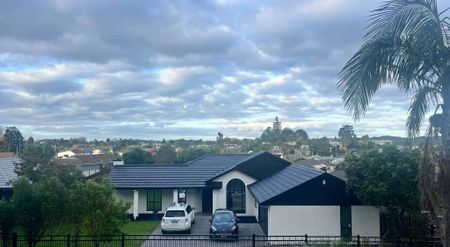Spacious, Sun-Filled, Fully Fences Family Home - Photo 2