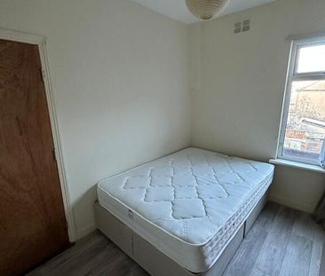 Room 2, 12 Sandhurst Drive, ( Bills Incl ), Belfast, BT9 5AX - Photo 4