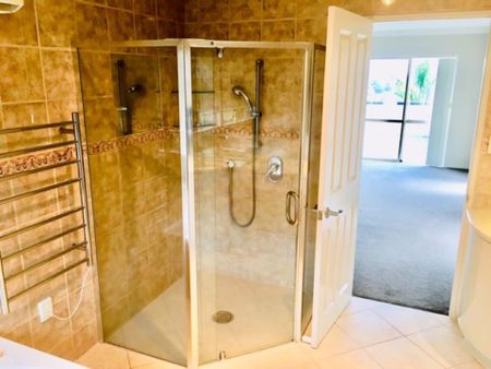 Simply Stunning - Perfect for Entertaining - Photo 4