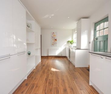 4 bedroom detached house to rent - Photo 2