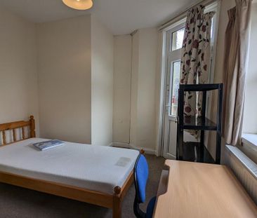 4 bedroom end of terrace house to rent - Photo 5