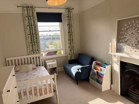 A beautifully presented three bedroom second floor apartment - Photo 5