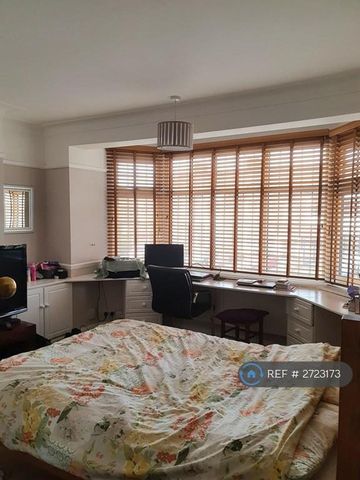 4 bedroom terraced house to rent - Photo 4