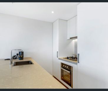 Furnished Modern 1-Bedroom Apartment in the Iconic FV “Flatiron” Tower - Photo 4