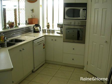 COMFORTABLE FAMILY LIVING - Photo 2