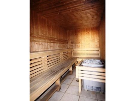 SPACIOUS, LIGHT & SUNNY, 3 BEDROOM SECURITY APARTMENT IN 'OSCAR ON HOLLYWOOD' - Photo 4