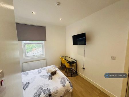 1 bedroom in a house share to rent - Photo 2