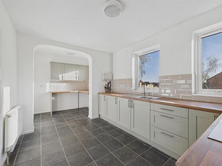 3 bedroom semi-detached house to rent - Photo 5