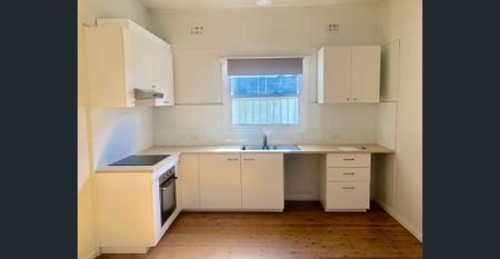 Lovely 3 Bedroom Home within walking distance to all amenities - Photo 3