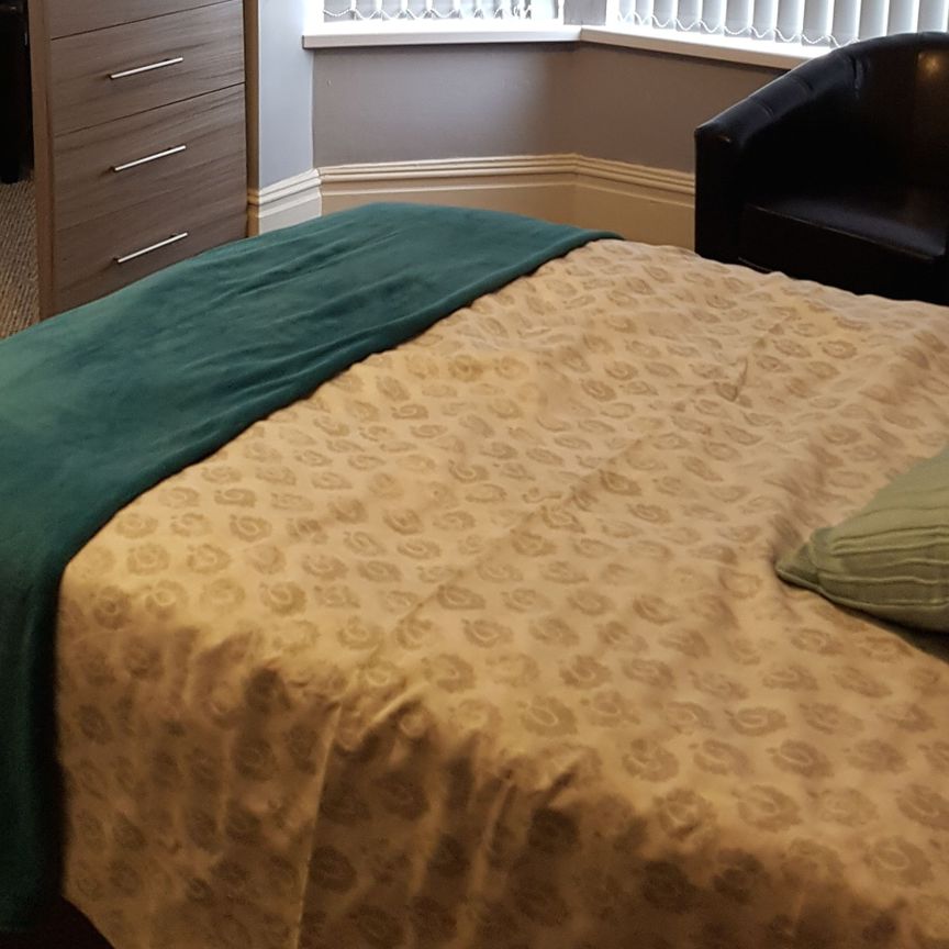 🏥 10 Min Walk to Salford Royal | 5-Bed Houseshare - Photo 1