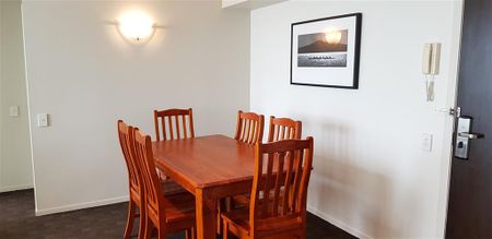 CITY CENTRE - 2 Bedroom Apartment with View and Carpark - Photo 3