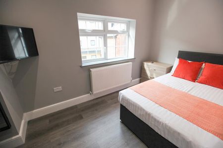 5 bedroom semi-detached house to rent - Photo 4