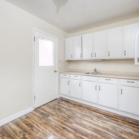 1 BEDROOM APARTMENT FOR RENT - Photo 4