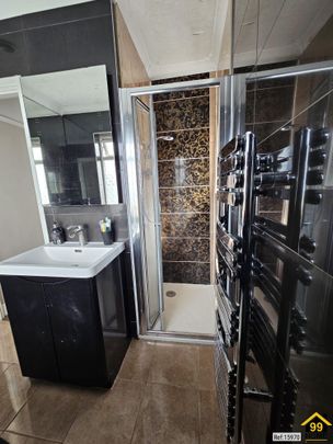 3 bed Semi-detached in Worplesdon Road , Guildford, GU2 9RS - Photo 1