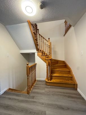 For Lease - 163 Flagstone Way, Newmarket, Ontario - Photo 1