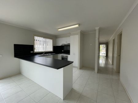 33 Ebony Street Cranbourne VIC - Photo 4