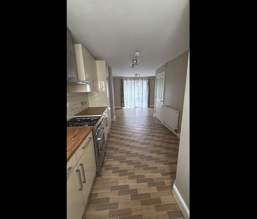 3 Bed Terraced House, Corn Way, E11 - Photo 5