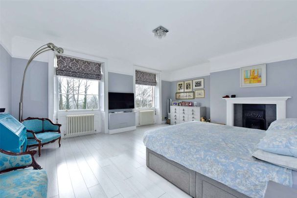 A fully-furnished and spacious five bedroom top floor apartment with off-street parking. Can be available from three months - twelve months. - Photo 1