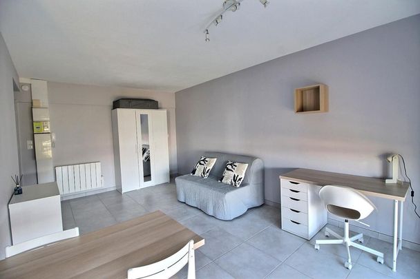 EN EXCLUSIVITÉ SAINT-ÉTIENNE 42100 RUE CROZET BOUSSINGAULT LOCATION STUDIO MEUBLÉ DE 27 m² AVEC BALCON - Photo 1