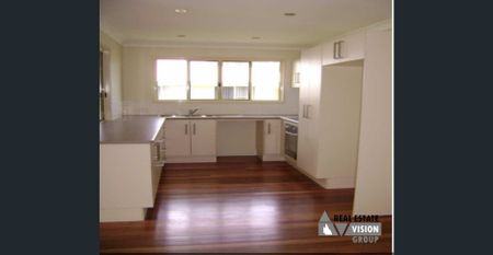 Modern 4 Bedroom Home - Photo 3