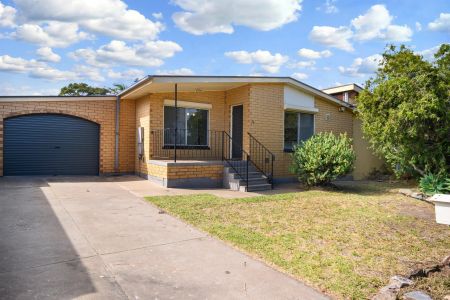 Three bedrooms with outdoor kitchen & entertaining - Photo 4